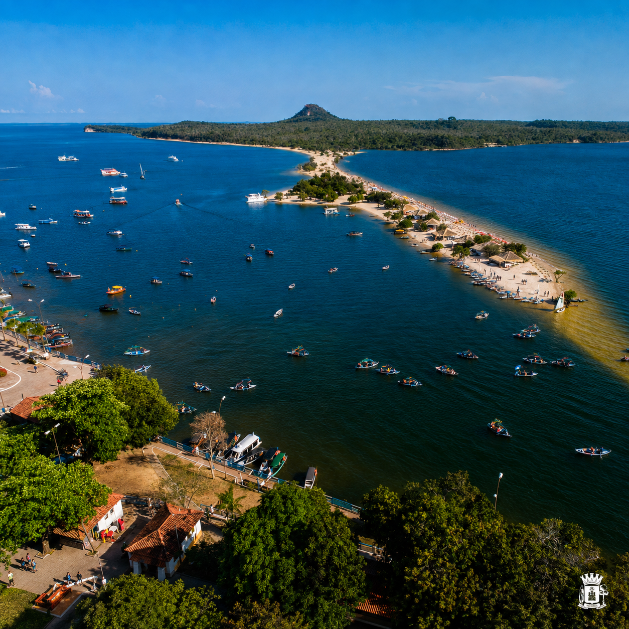 Vista aérea da praia de Alter do Chão cercada pelas águas