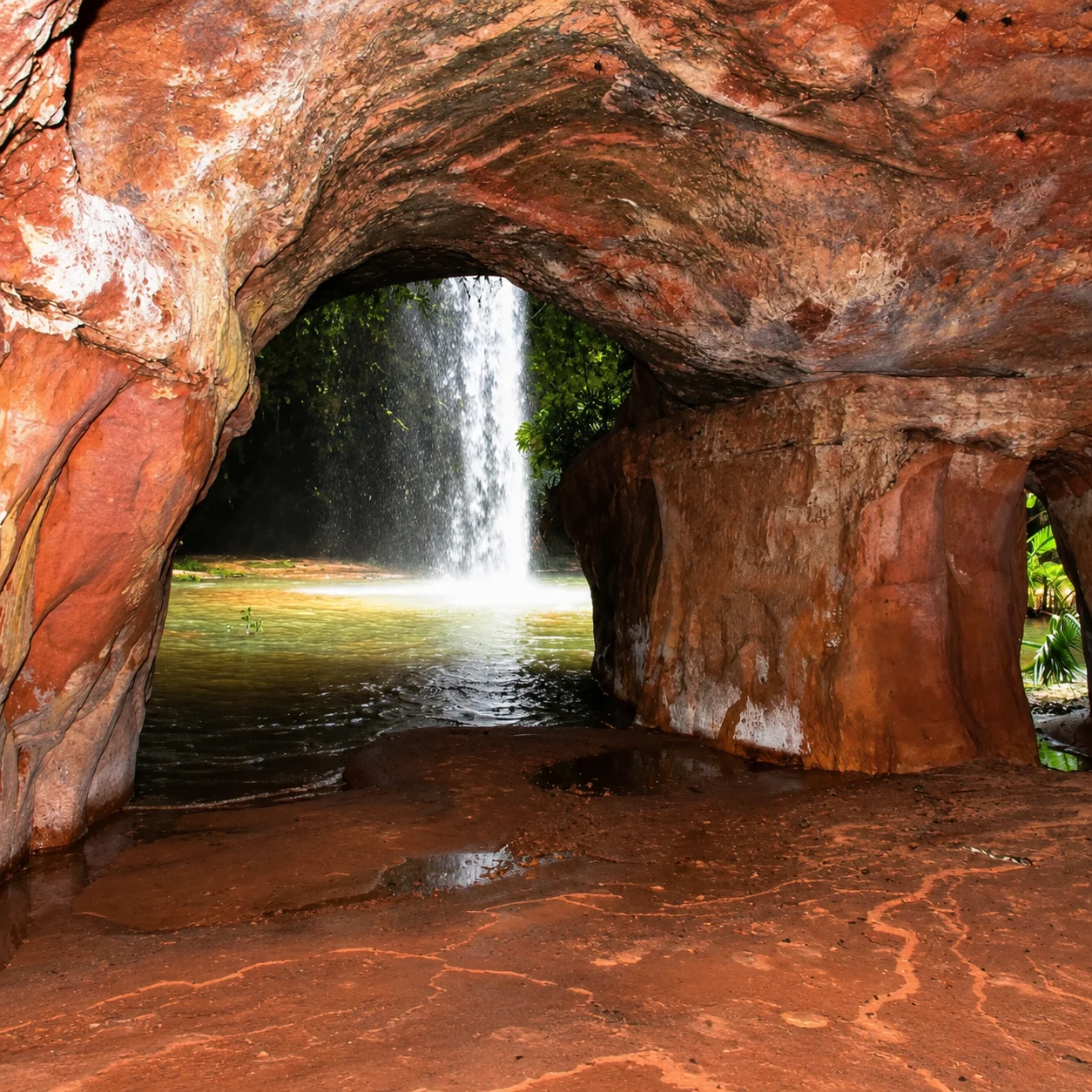 Cachoeira vista de uma formação rochosa no Sítio Raízes do Xingu